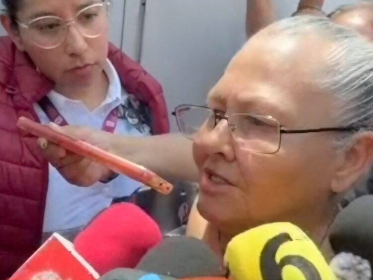 Doña Carlota sale de prisión entre porras y ovaciones