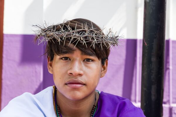 Jóvenes representantes cargan pesadas cruces