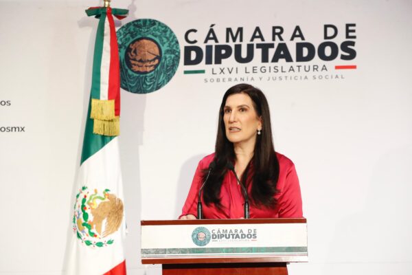La presidenta de la Mesa Directiva de la Cámara de Diputados, Kenia López Rabadán