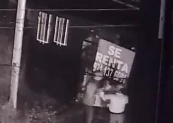 Video del C5 exhibe a policías de Oaxaca colocando narcomanta