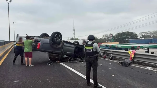 Volcaduras y choques marcan la jornada vacacional