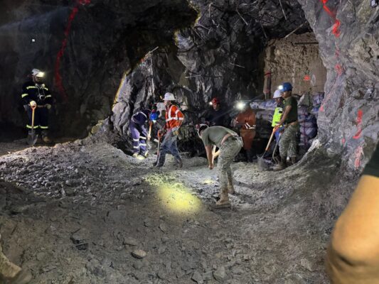 El Puesto de Comando informó que el yacimiento presenta acumulación de jales en túneles y rampas, además de filtraciones en niveles inferiores, lo que dificulta el acceso a la zona de interés