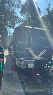 Camión de pasajeros sin frenos impacta a varios vehiculos, en Valle de Bravo