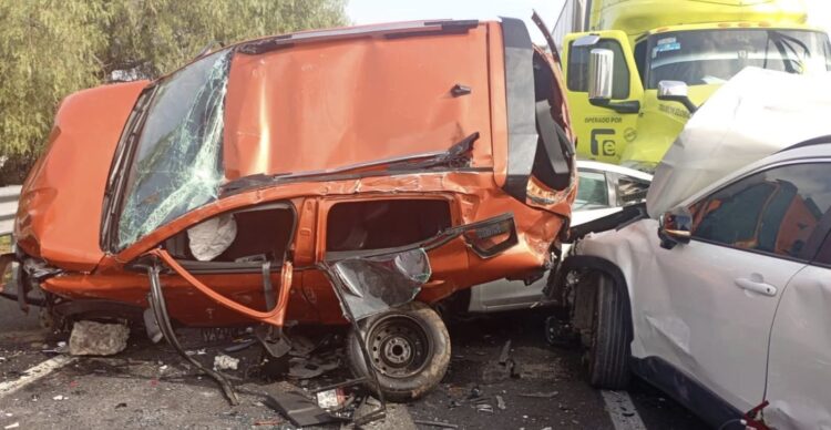 En el Circuito Exterior Mexiquense se registró una carambola que deja un saldo preliminar de una persona muerta y 13 lesionadas.