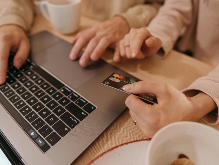 Autoridades detectan fraudes que prometen experiencias exclusivas con artistas. | AMEXI/FOTO: Pexels