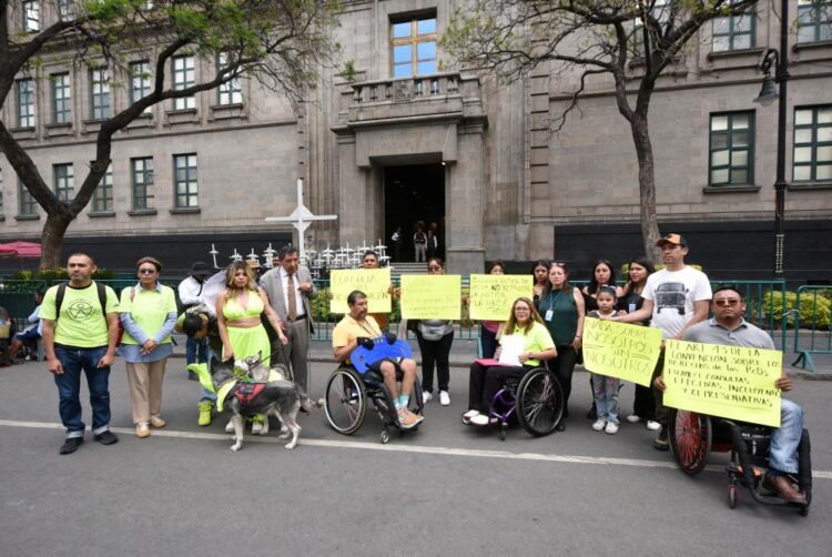 Personas con discapacidad regresan a la SCJN para exigir consulta real tras medio año de espera