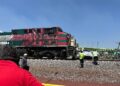 En Ecatepec reportan que un tren de carga arrolló este lunes a un automóvil .