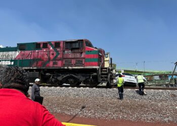 En Ecatepec reportan que un tren de carga arrolló este lunes a un automóvil .