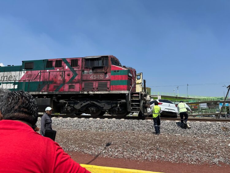 En Ecatepec reportan que un tren de carga arrolló este lunes a un automóvil .
