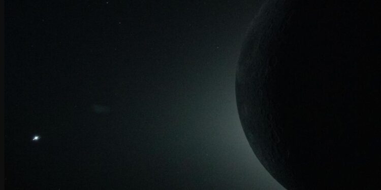 Eclipse solar total, con el planeta Venus a un lado