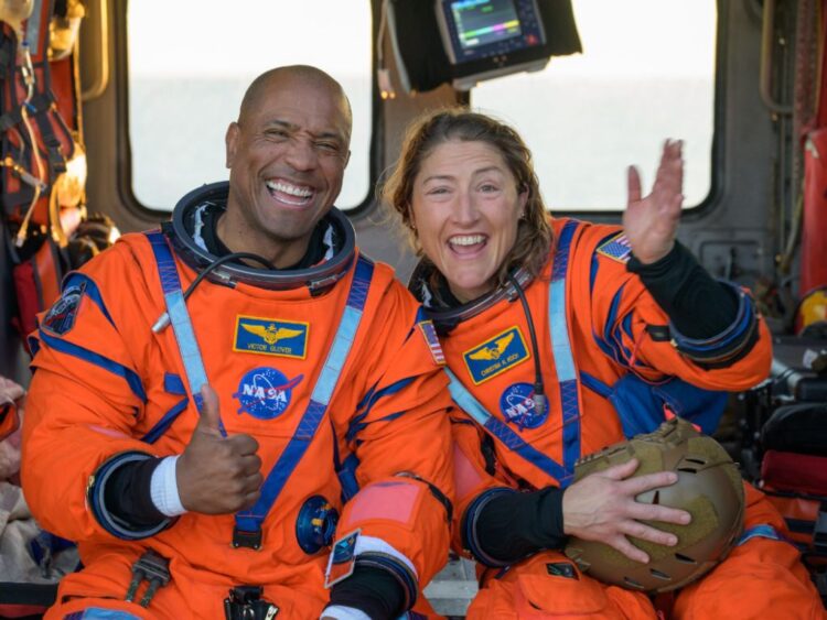 El piloto Victor Glover y la especialista Christina Koch