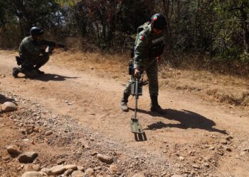 En el municipio de Apatzingán, Michoacán reportan que varios elementos de la Sedena, resultaron gravemente heridos al explotar minas