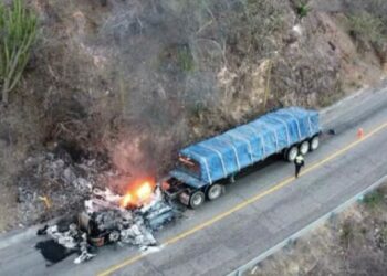 En la carretera Oaxaca-Tehuantepec se reportó un percance, donde un tráiler de carga se incendió y explotó