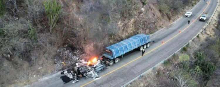 En la carretera Oaxaca-Tehuantepec se reportó un percance, donde un tráiler de carga se incendió y explotó