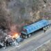 En la carretera Oaxaca-Tehuantepec se reportó un percance, donde un tráiler de carga se incendió y explotó
