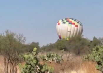 Un globo aerostático descendió de emergencia este martes al interior de la zona arqueológica de Teotihuacán,