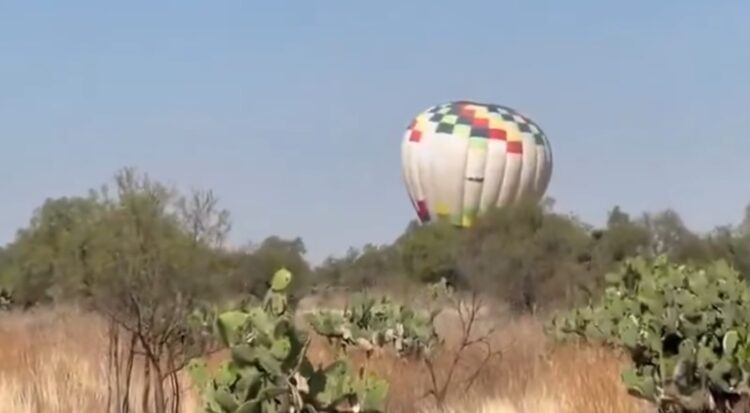 Un globo aerostático descendió de emergencia este martes al interior de la zona arqueológica de Teotihuacán,