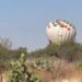 Un globo aerostático descendió de emergencia este martes al interior de la zona arqueológica de Teotihuacán,