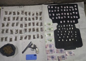 Elementos de la SSC Ciudad de México detuvieron a un hombre en la alcaldía de Iztapalapa, generador de violencia en posesión de drogas.