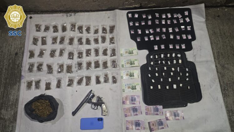 Elementos de la SSC Ciudad de México detuvieron a un hombre en la alcaldía de Iztapalapa, generador de violencia en posesión de drogas.