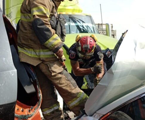 Las labores de auxilio continuaban en la zona, donde brigadas de rescate trabajaban en la extracción de lesionados y en las maniobras para neutralizar riesgos