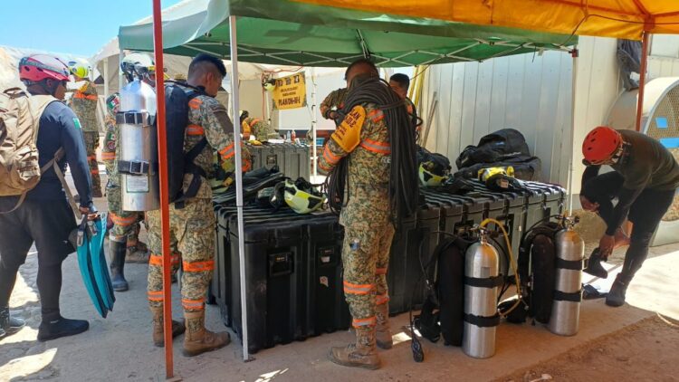 Las autoridades federales y estatales intensificaron las labores de rescate en la mina Santa Fe, donde tres trabajadores permanecen atrapados