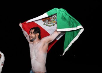 El nadador profesional de ultradistancia, David Olvera logra una hazaña histórica al cruzar el Mar Caribe en el reto Cozumel a Cancún.