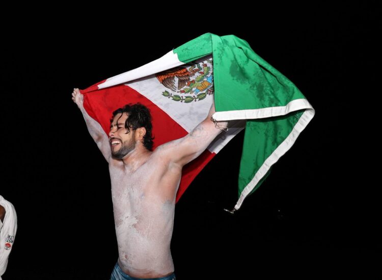 El nadador profesional de ultradistancia, David Olvera logra una hazaña histórica al cruzar el Mar Caribe en el reto Cozumel a Cancún.