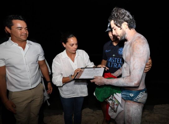 Durante el encuentro en el Hotel Fiesta Americana Condesa, la alcaldesa entregó un reconocimiento al atleta por su esfuerzo, disciplina y determinación.