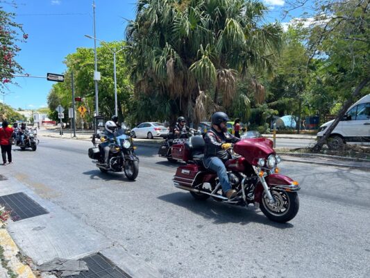 La caravana incluyó a charros y motociclistas