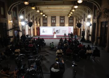 La presidenta Claudia Sheinbaum rechaza las críticas que califican a su gobierno como comunista. La 4T se basa en el “humanismo mexicano”.