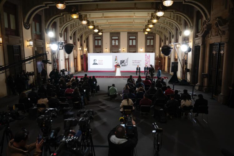 La presidenta Claudia Sheinbaum rechaza las críticas que califican a su gobierno como comunista. La 4T se basa en el “humanismo mexicano”.