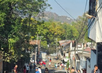Camión de un grupo musical se queda sin frenos y provoca grave accidente en Valle de Bravo, en el Estado de México.