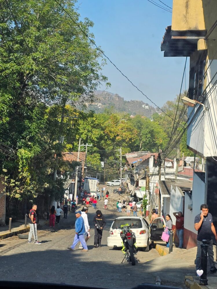 Camión de un grupo musical se queda sin frenos y provoca grave accidente en Valle de Bravo, en el Estado de México.