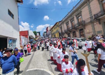 Este Viernes Santo, en el Viacrucis de la Catedral Metropolitana de Xalapa, Veracruz, la Iglesia Católica rezó por las madres que lloran por su hijos.