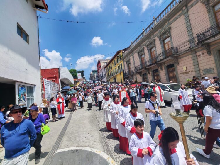 Este Viernes Santo, en el Viacrucis de la Catedral Metropolitana de Xalapa, Veracruz, la Iglesia Católica rezó por las madres que lloran por su hijos.