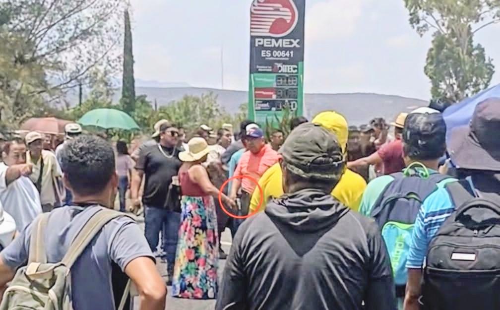 Esaú López Quero armado durante tensión en bloqueo de maestros de la CNTE en Villa de Mitla, Oaxaca.