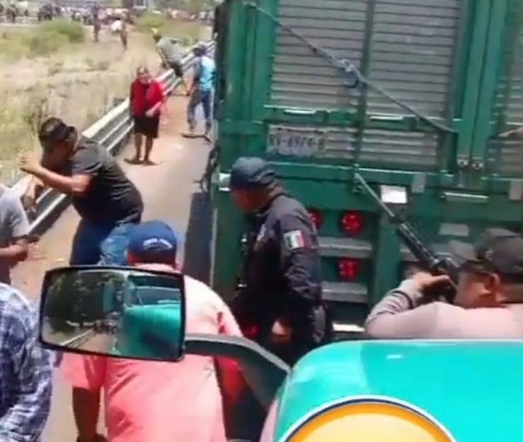 Sujetos armados irrumpen bloqueo de la CNTE en carretera de Oaxaca