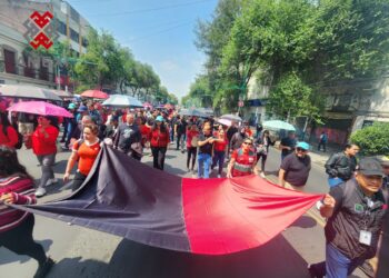 Trabajadores del INVI de la Ciudad de México (ASTINVI), marcharon hacia el gobierno de la CDMX en exigencia de un aumento salarial del 13%