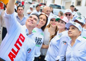 Alejandro Moreno, dirigente nacional del PRI, en lCoahuila con la candidata a diputada local por el Distrito 13 Luz Elena Morales.