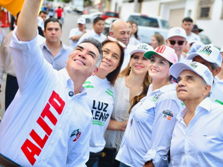 Alejandro Moreno, dirigente nacional del PRI, en lCoahuila con la candidata a diputada local por el Distrito 13 Luz Elena Morales.