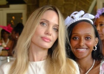 a hija de Angelina Jolie y Brad Pitt concluyó sus estudios universitarios y sorprendió al eliminar el apellido Pitt. | AMEXI/FOTO: RRSS