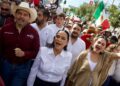 Ariadna Montiel y Andres Lopez Beltran en la marcha por la paz en Chihuahua. AMEXI Foto X Ariadna Montiel