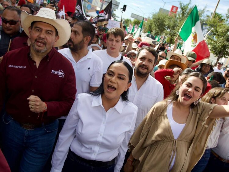 Ariadna Montiel y Andres Lopez Beltran en la marcha por la paz en Chihuahua. AMEXI Foto X Ariadna Montiel
