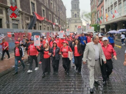Lic. Arturo Zayún González, encabeza marcha de los trabajadores del Nacional Monte de Piedad, en huelga