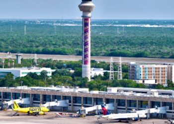 Avión de Spirit Airlines en el Aeropuerto Internacional de Cancún