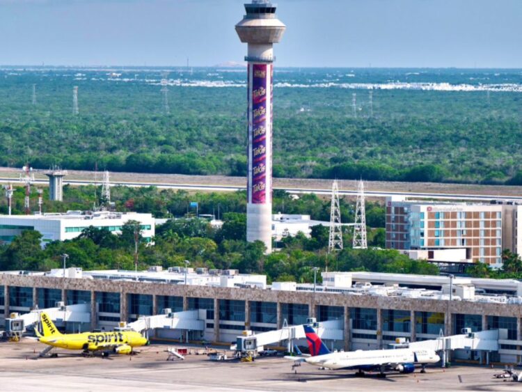 Avión de Spirit Airlines en el Aeropuerto Internacional de Cancún