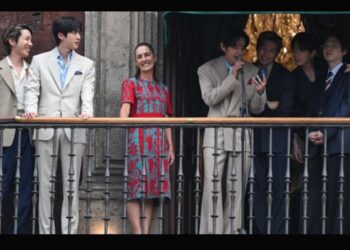 Los integrantes de BTS saludan desde el balcón de Palacio Nacional junto a la presidenta Claudia Sheinbaum durante su visita a Ciudad de México en 2026.