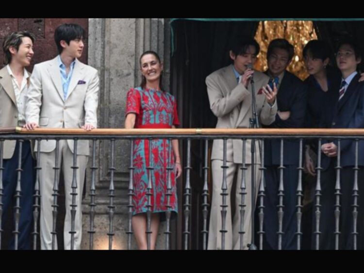 Los integrantes de BTS saludan desde el balcón de Palacio Nacional junto a la presidenta Claudia Sheinbaum durante su visita a Ciudad de México en 2026.
