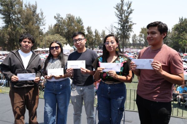 Los beneficiarios recibirán mil 500 pesos bimestrales mediante una tarjeta.
